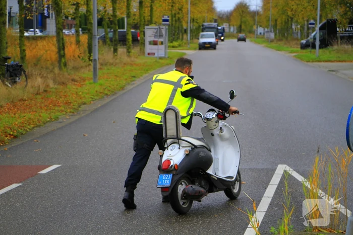 Scooterrijder valt op rotonde