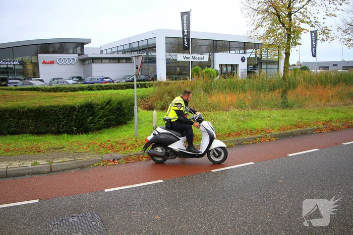 Scooterrijder valt op rotonde