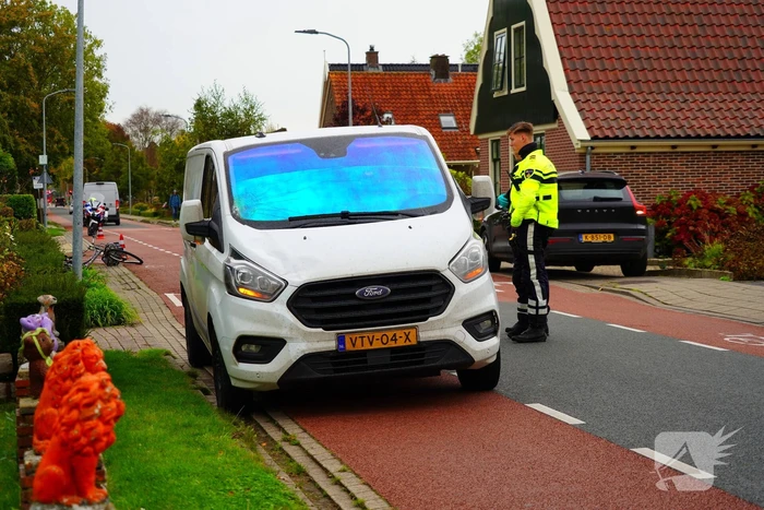 Fietser zwaargewond naar aanrijding met bestelbus