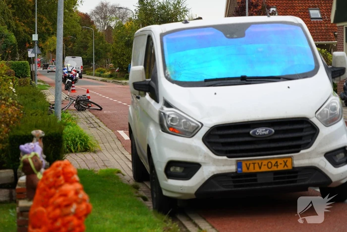 Fietser zwaargewond naar aanrijding met bestelbus