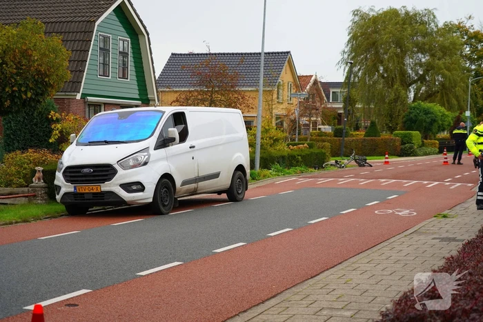 Fietser zwaargewond naar aanrijding met bestelbus