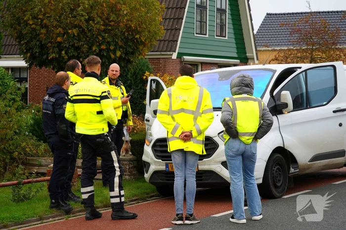 Fietser zwaargewond naar aanrijding met bestelbus