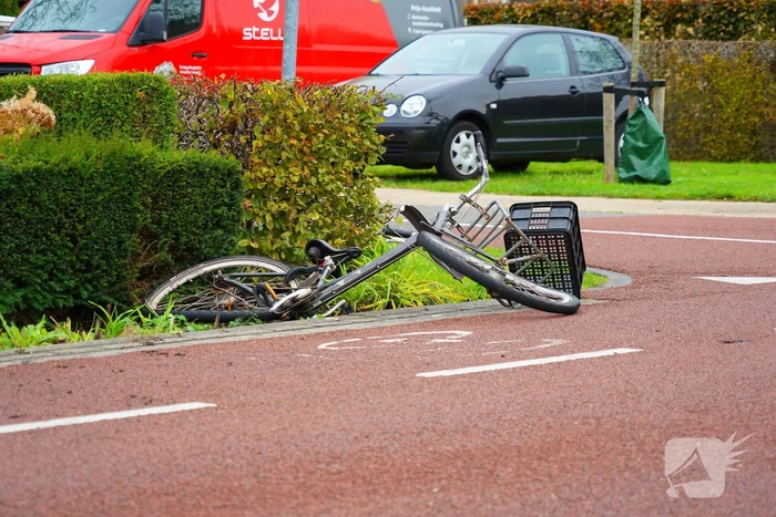 Fietser zwaargewond naar aanrijding met bestelbus