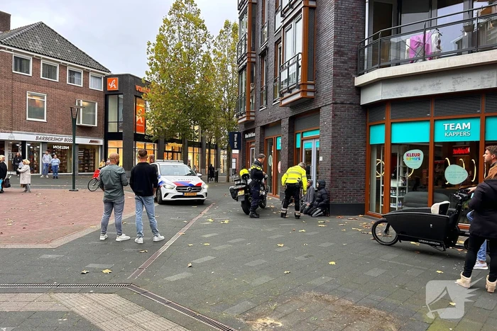 Twee personen met mes staande gehouden