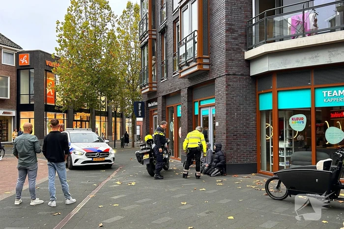 Twee personen met mes staande gehouden