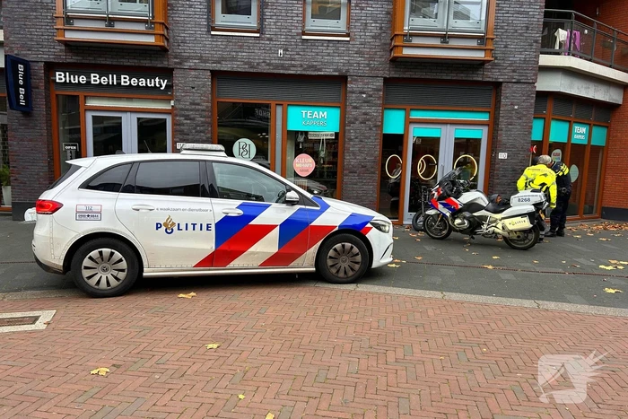 Twee personen met mes staande gehouden