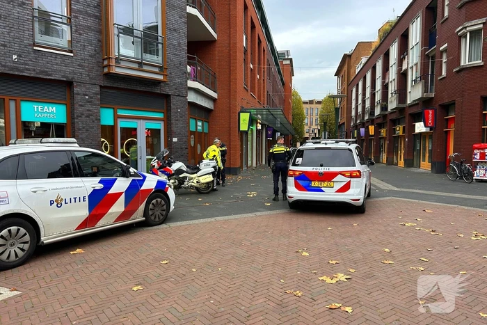 Twee personen met mes staande gehouden