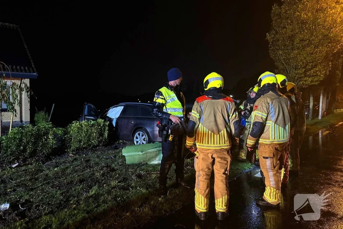 Personenauto ramt geparkeerde auto en belandt in voortuin