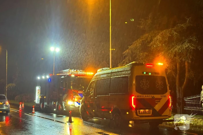 Personenauto ramt geparkeerde auto en belandt in voortuin