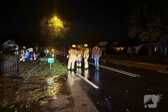 Personenauto ramt geparkeerde auto en belandt in voortuin