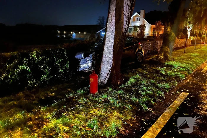 Personenauto ramt geparkeerde auto en belandt in voortuin