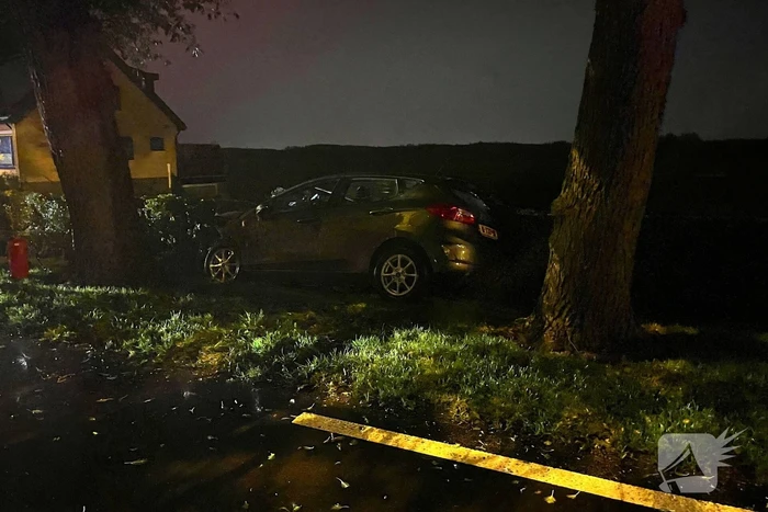Personenauto ramt geparkeerde auto en belandt in voortuin