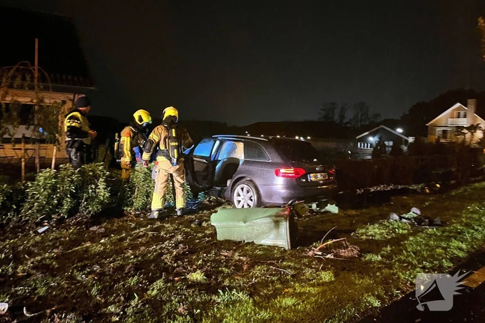 Personenauto ramt geparkeerde auto en belandt in voortuin