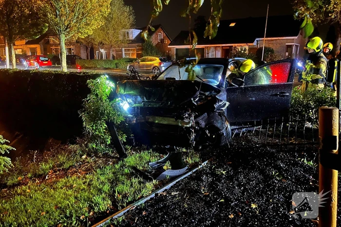 Personenauto ramt geparkeerde auto en belandt in voortuin