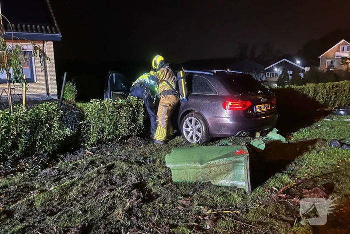 Personenauto ramt geparkeerde auto en belandt in voortuin