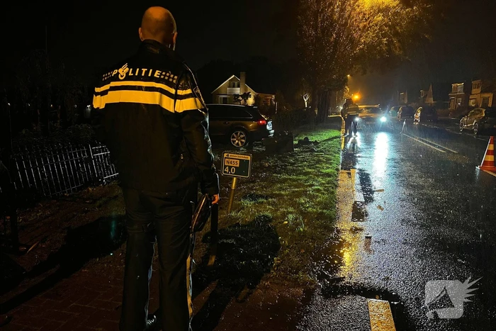 Personenauto ramt geparkeerde auto en belandt in voortuin