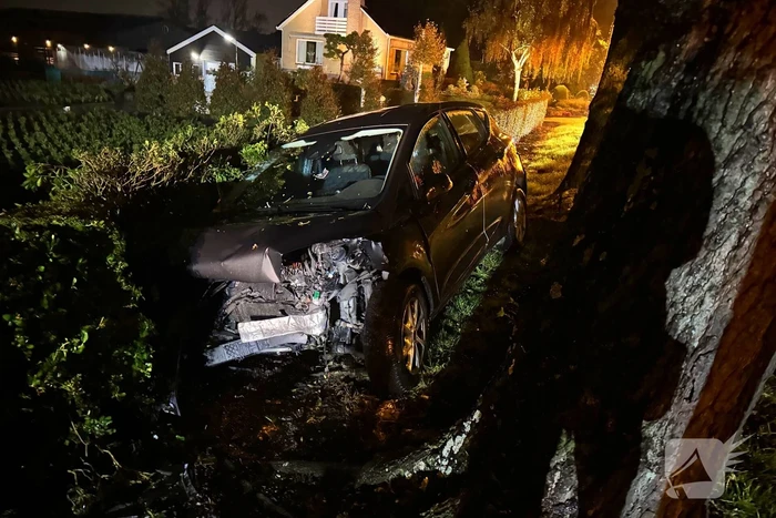 Personenauto ramt geparkeerde auto en belandt in voortuin