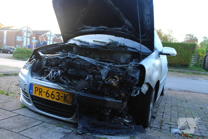 Personenwagen total-loss door brand