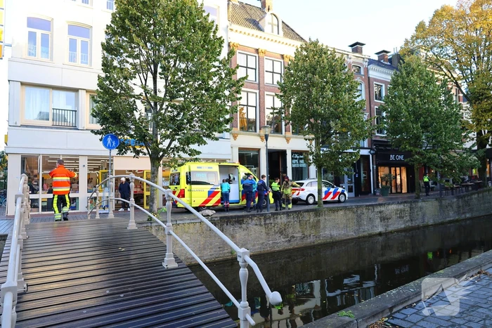 Persoon gered na val in het water