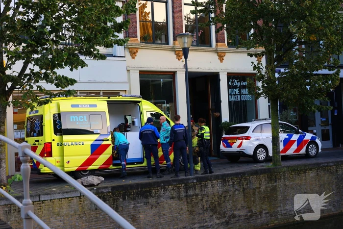 Persoon gered na val in het water
