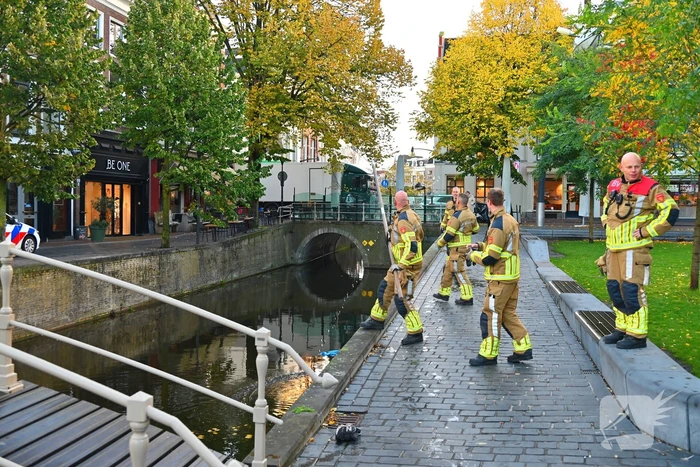 Persoon gered na val in het water