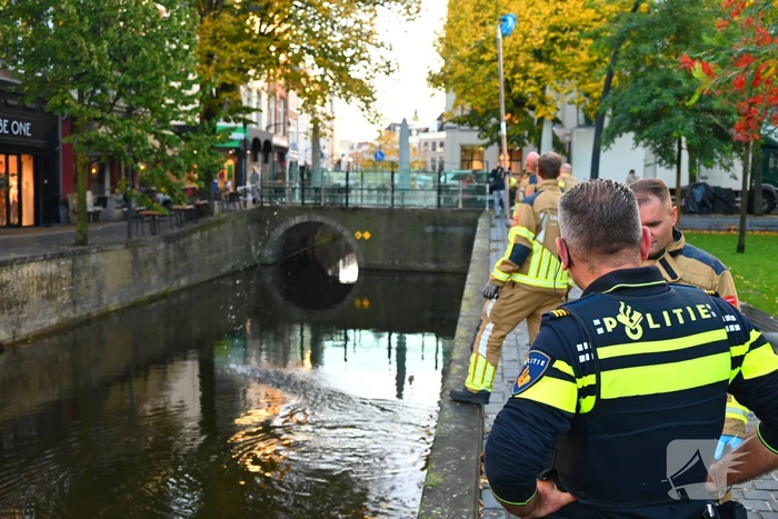 Persoon gered na val in het water