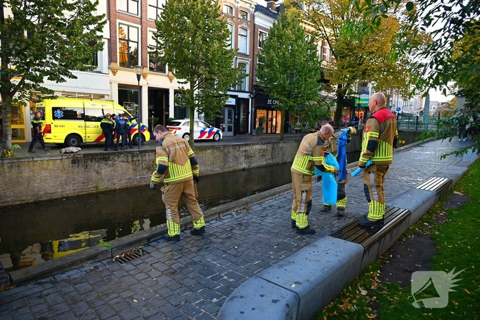 Persoon gered na val in het water
