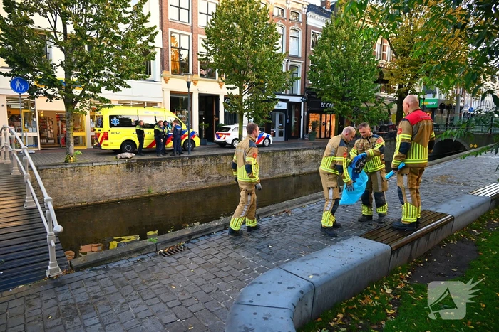 Persoon gered na val in het water