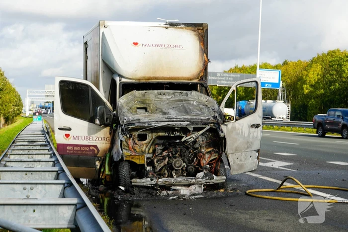 Cabine van meubelbezorger volledig uitgebrand op snelweg