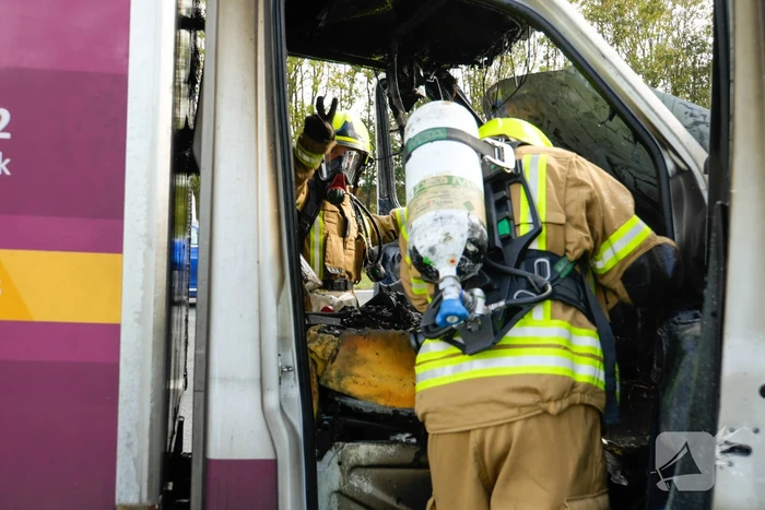 Cabine van meubelbezorger volledig uitgebrand op snelweg