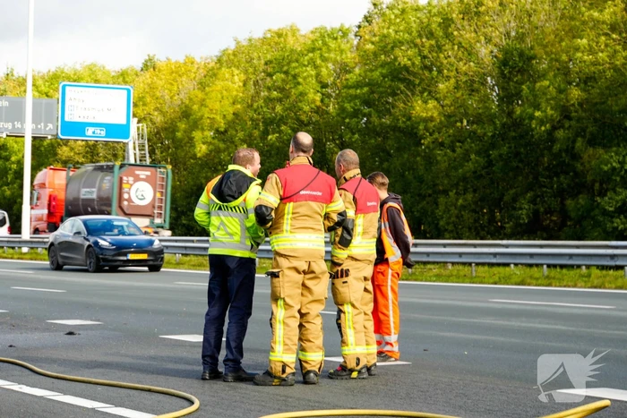 Cabine van meubelbezorger volledig uitgebrand op snelweg