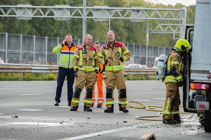 Cabine van meubelbezorger volledig uitgebrand op snelweg