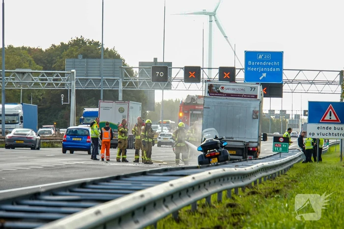 Cabine van meubelbezorger volledig uitgebrand op snelweg