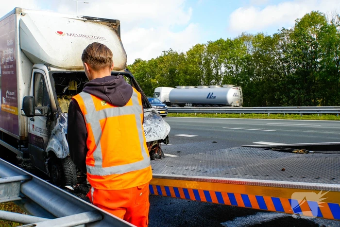 Cabine van meubelbezorger volledig uitgebrand op snelweg