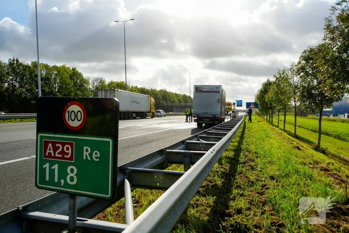 Cabine van meubelbezorger volledig uitgebrand op snelweg