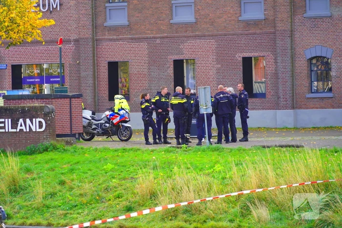 Bandensporen leiden naar overleden persoon in auto onder water