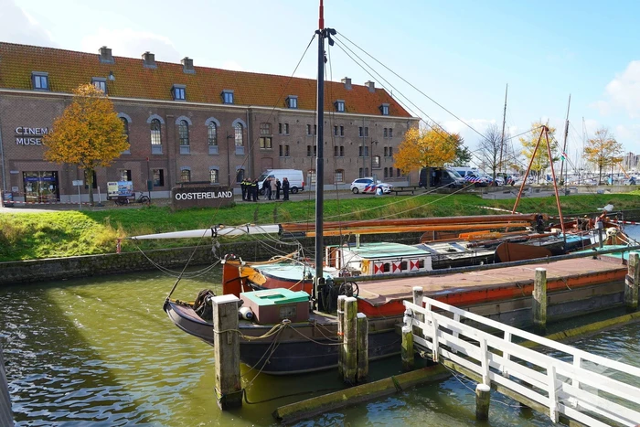 Bandensporen leiden naar overleden persoon in auto onder water