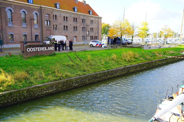 Bandensporen leiden naar overleden persoon in auto onder water