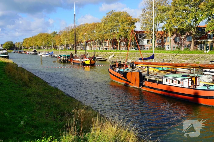 Bandensporen leiden naar overleden persoon in auto onder water