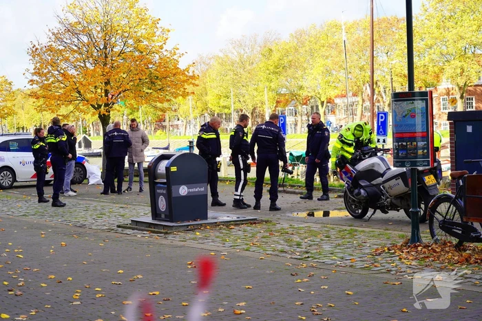 Bandensporen leiden naar overleden persoon in auto onder water