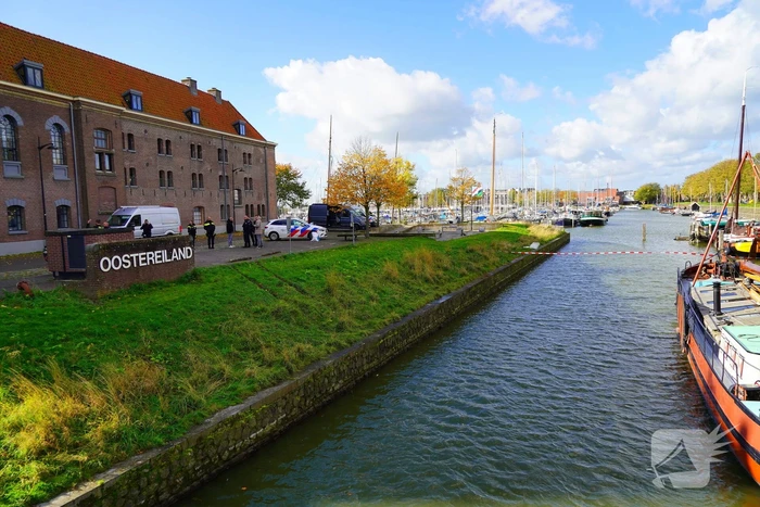 Bandensporen leiden naar overleden persoon in auto onder water