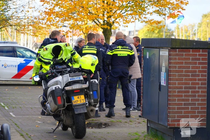 Bandensporen leiden naar overleden persoon in auto onder water