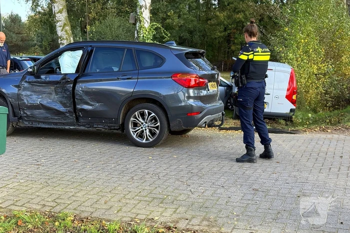 Geparkeerde auto geraakt door botsende voertuigen