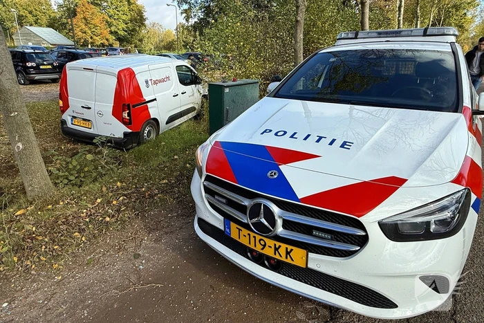 Geparkeerde auto geraakt door botsende voertuigen