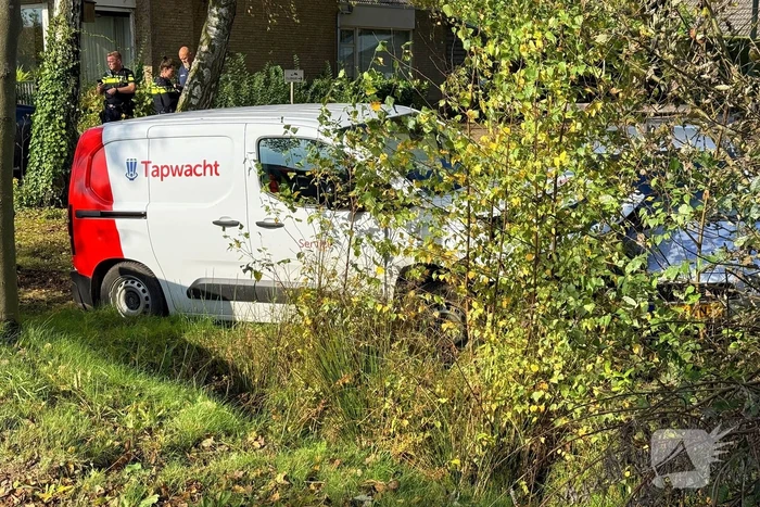 Geparkeerde auto geraakt door botsende voertuigen