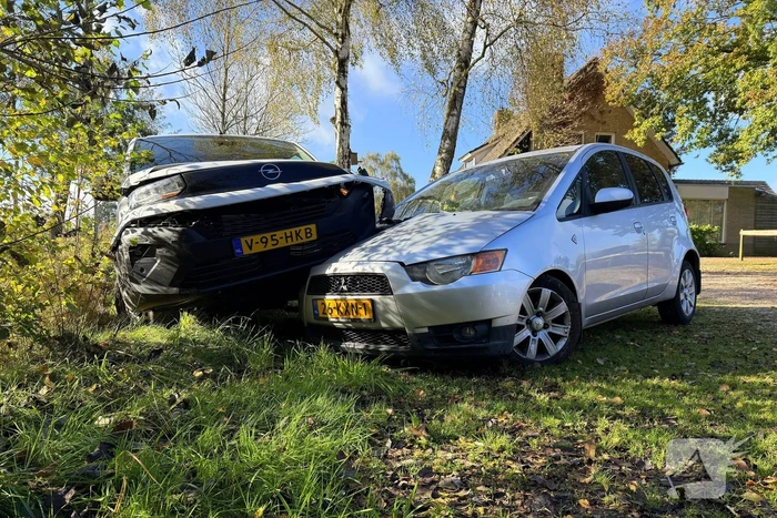 Geparkeerde auto geraakt door botsende voertuigen