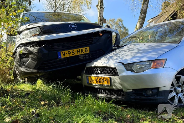 Geparkeerde auto geraakt door botsende voertuigen