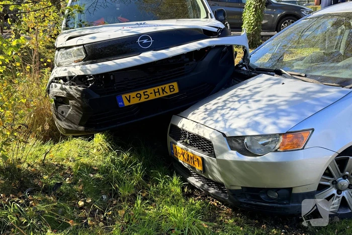Geparkeerde auto geraakt door botsende voertuigen