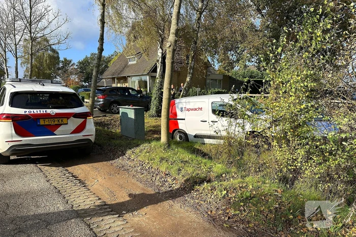 Geparkeerde auto geraakt door botsende voertuigen