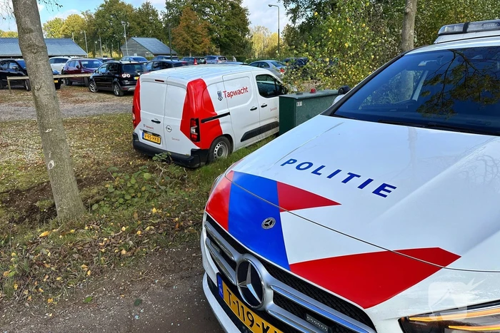 Geparkeerde auto geraakt door botsende voertuigen